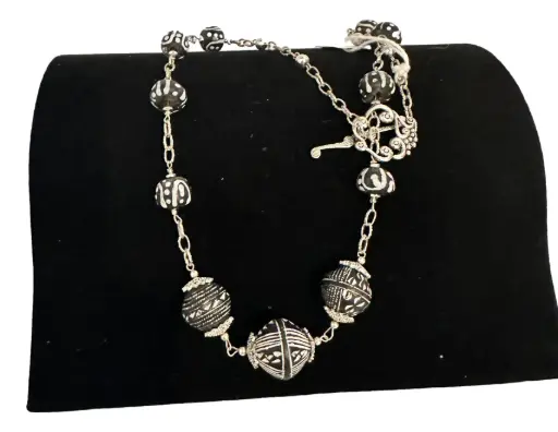 [JD1011] Black & White Recycled Beaded Necklace