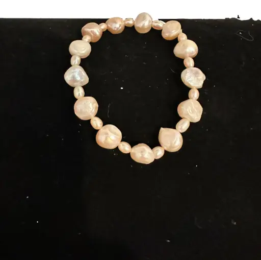 [172] Soft Delicate-looking Pink Stone Chip Bracelet 