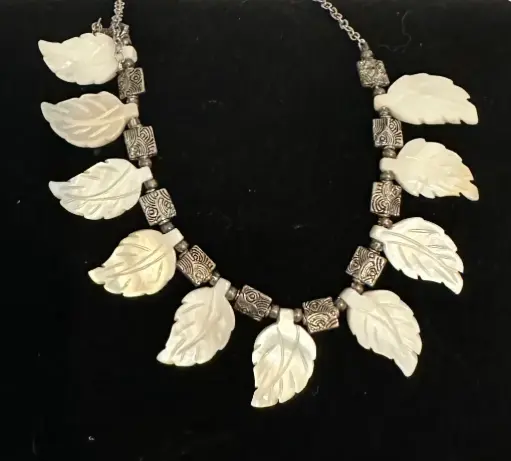 [184] White Leaf Silver-tone Necklace