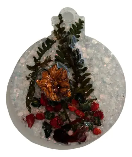 [20231] Greenery & Berries Round Resin Tree Ornament