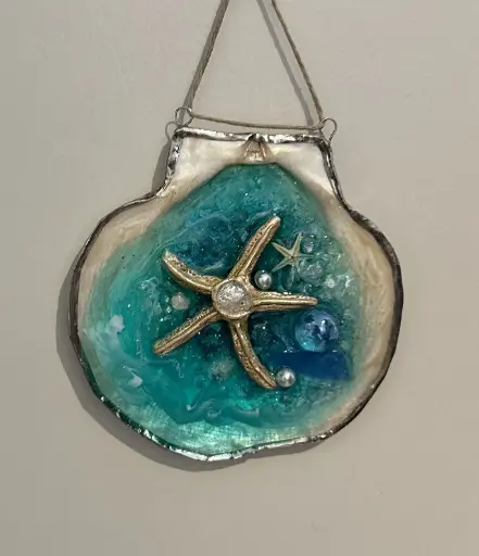 [1913032] Starfish in Water on Scallop Shell