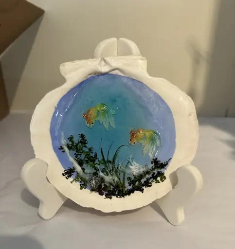 [1913033] Fish Pond on Scallop Shell