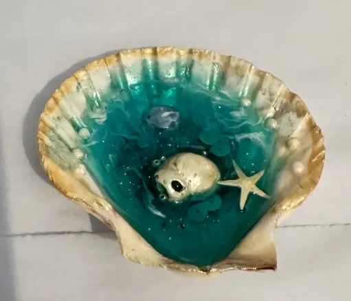 [1913064] Small Resin Ocean on a Scallop Shell